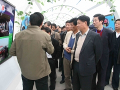 张祥茂会长与与会代表参观房山食用菌主题园   摄影：徐泽群