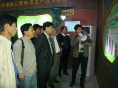 张祥茂会长与与会代表参观房山食用菌主题园   摄影：徐泽群