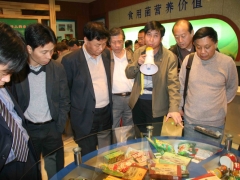 张祥茂会长与与会代表参观房山食用菌主题园   摄影：徐泽群