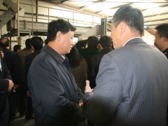 陆解人常务副会长向张祥茂会长介绍食用菌生产情况   摄影：徐泽群