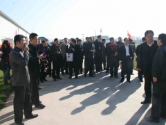 北京市房山区种植业服务中心副主任王武装向参会代表介绍情况   摄影：徐泽群