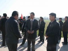 北京市房山区种植业服务中心主任杨建坡向张祥茂会长和陆解人副会长报告房山食用菌情况   摄影：徐泽群