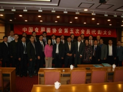 座谈后新当选的张祥茂会长、常务副会长（法人代表）陆解人与部分副会长合影留念   摄影：徐泽群