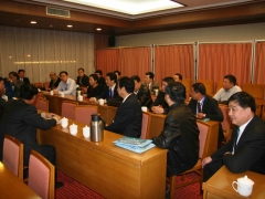 会后新当选的张祥茂会长、常务副会长（法人代表）陆解人与部分新当选副会长座谈   摄影：徐泽群