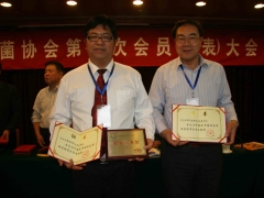 新当选副会长在主席台留影   摄影：徐泽群