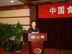 监票员宣布计票结果   摄影：徐泽群