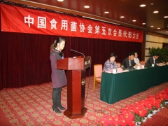 监票员宣布计票结果   摄影：徐泽群