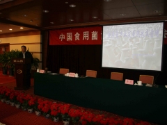 计票期间，中国工程院院士李玉做食用菌产业发展现状及前瞻的报告   摄影：徐泽群