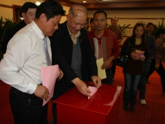 填写完后与会代表郑重投票   摄影：徐泽群