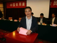 填写完后与会代表郑重投票   摄影：徐泽群