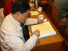 与会代表认真填写选票   摄影：徐泽群