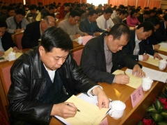 与会代表认真填写选票   摄影：徐泽群