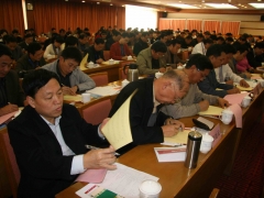 与会代表认真填写选票   摄影：徐泽群