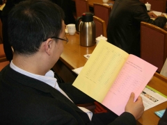 与会代表认真阅读选票   摄影：徐泽群