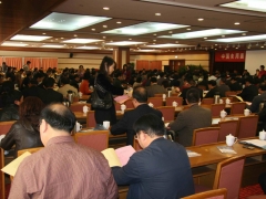 工作人员正在分发选票   摄影：徐泽群