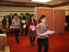 工作人员入场分发选票   摄影：徐泽群