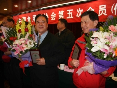 出席开幕式的领导给获得“全国食用菌行业突出贡献者”荣誉称号的代表颁奖并献花   摄影：徐泽群