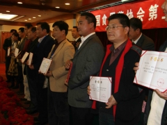 获得先进工作者的代表领取奖牌   摄影：徐泽群