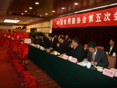 出席开幕式的领导给获得先进工作者的代表颁奖   摄影：徐泽群