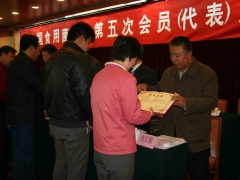 出席开幕式的领导给获得先进组织的单位颁奖   摄影：徐泽群