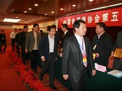 出席开幕式的领导给获得优秀龙头企业的单位颁奖   摄影：徐泽群