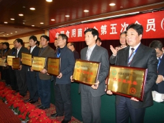 获得优秀基地县的单位领取奖牌   摄影：徐泽群