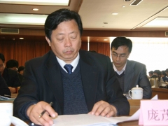 “全国食用菌行业突出贡献者”荣誉称号获得者庞茂旺认真听取大会报告   摄影：徐泽群