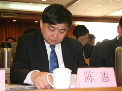 中国食用菌协会副会长江苏安惠生物科技有限公司董事长陈惠认真听取大会报告   摄影：徐泽群