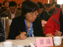 中国食用菌协会副会长上海农科院副院长谭琦认真听取大会报告   摄影：徐泽群