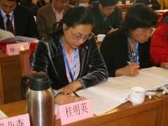 中国食用菌协会副会长昆明食用菌研究所所长桂明英认真听取大会报告   摄影：徐泽群