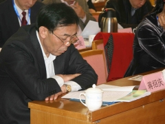 中国食用菌协会副会长山东久发食用菌公司董事长蒋绍庆认真听取大会报告   摄影：徐泽群