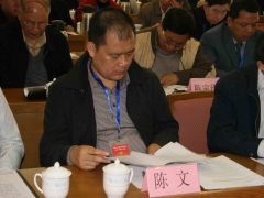 中国食用菌协会副会长四川川野食品有限公司董事长陈文认真听取大会报告   摄影：徐泽群