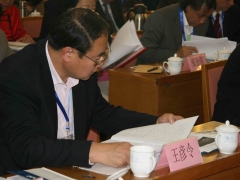 中国食用菌协会副会长辽宁田园实业有限公司董事长王彦令认真听取大会报告   摄影：徐泽群