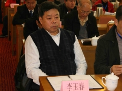 中国食用菌协会副会长中国食用菌商务网董事长李玉春认真听取大会报告   摄影：徐泽群