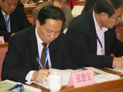 中国食用菌协会副会长深圳国想生物科技有限公司董事长张德宝认真听取大会报告   摄影：徐泽群