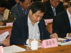 中国食用菌协会副会长江西仙客来生物科技有限公司董事长潘新华认真听取大会报告   摄影：徐泽群