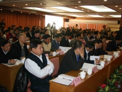 与会代表认真听取工作报告   摄影：徐泽群