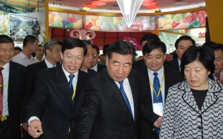 安惠公司陈惠董事长出席第四届中国蘑菇节 ()