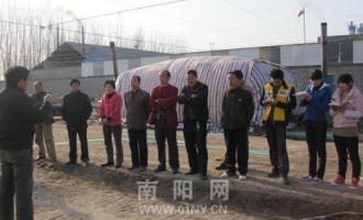 西峡县中菇专业合作社向菇农传授香菇低碳种植技术 ()