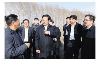 吉林省省长王儒林鼓励村民扩大食用菌生产规模 ()