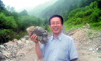 宝鸡驴友在太白县捡到巨型灵芝 ()