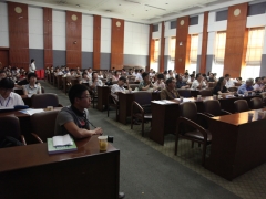 代表们在认真听取报告。