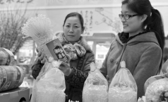 重庆：家庭自养金针菇“菌包”深受市民青睐
