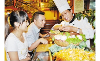 昆明：野生菌宴受青睐 ()