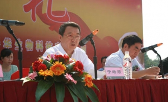 中国食用菌协会会长、国际蘑菇学会副主席张祥茂参加春华生物茶亭菌业科技园项目奠基典礼 ()