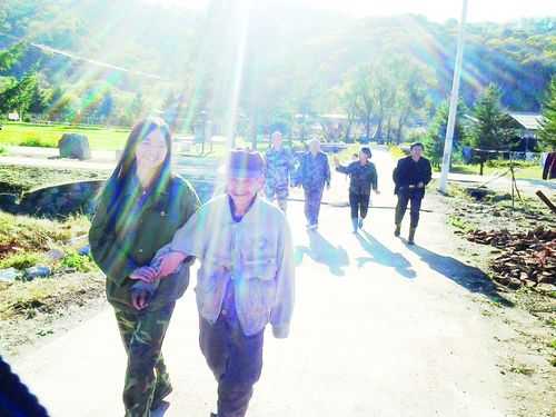 吉林市七旬老人上山采蘑菇 被困山中近百人搜救