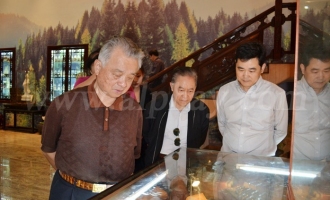 国防科工委原副主任张学东参观中华灵芝文化馆 ()