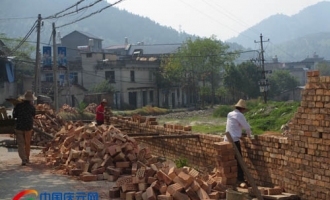 庆元香菇市场建设紧张施工中 ()