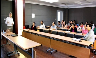 德国两学者应邀到访上海市农科院食用菌研究所 ()