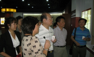 福建省炎黄文化研究会会长何少川莅临仙芝楼灵芝科技产业园参观考察 ()